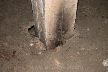 Ve většině případů však v sálu č. 25. dochází vlivem bobtnání podloží k postupnému zdvihání betonové podlahy okolo sloupů.