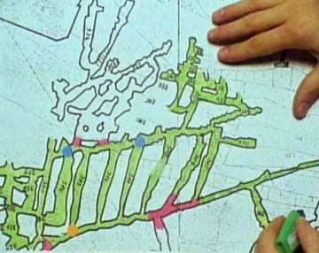 Zeleně vybarvené části označují části podzemí, kam se filmařům (údajně) podařilo dostat. Červeně pak místa zavalená. Oranžová tečka pak vrt ČT.