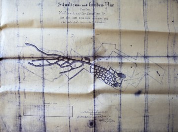 Nejstarší dochovaná mapa (Richard II.) pochází z Rakouska-Uherska. Jedná se o situační a těžební mapu vápenky na pozadí parcel vyjmenovaných katastrálních čísel. Zjednodušeně zákres geodetického rozložení Richardu II. z 21. až 26. února 1913. Na mapě je zakresleno i dosud neznámé – (pravděpodobně nezachované) podzemí vlevo od štoly 1 po vstupu „F“. Kruhový a oválný prostor je místo vydolování vápence.