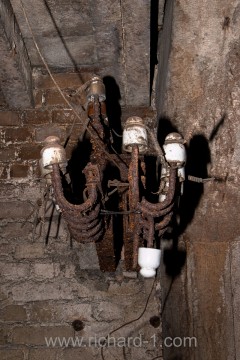 Nosník a porcelánové izolátory. V podzemí byl kromě osvětlení i rozvod telefonních drátů.