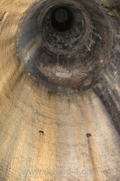 Ve výši přibližně 11 m jsou obrysy „tajemného“ otvoru ve stěně větrací šachty.