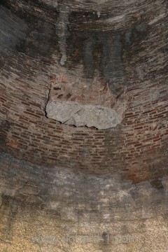 Ve výši přibližně 15 m jsou obrysy „tajemného“ otvoru ve stěně větrací šachty.