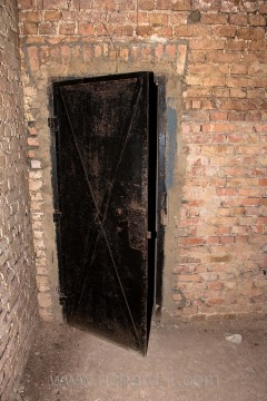 Ve dveřním rámu jsou doposud zasazeny masivní ocelové dveře, které kdysi někdo vykopl.