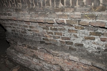 Rozšíření štoly C- částečně vysekané a částečně vydřené boky stěn chodby.