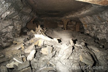 V zadní části fotografie chodby lze zahlédnout cihlový pilíř u křížení chodeb 40/42.). Podobné pilíře se nikde jinde v podzemí nevyskytují.