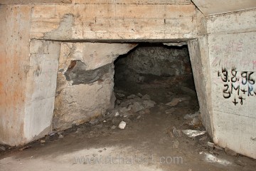 V době výstavby továrny byly sloupové sály propojeny úzkou křižovatkou chodeb, odkud vedla i štola do levé části podzemí.