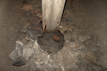 Betonová deska podlahy se díky bobtnání promočeného podloží, zvedla po celé své délce. Pouze podpěrné sloupy dál stojí na svém původním místě.