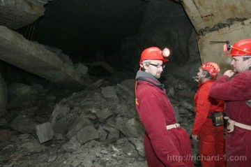 Část skupiny se odděluje a odchází do podzemí natočit fragmenty vybavení bývalé továrny. Foto: Karel Pech
