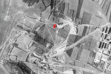 Letecký pohled na část areálu továrny – jaro 1944.