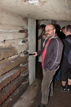 Ve stěně chodby se doposud zachovalo několik vysokonapěťových kabelů, kterými byla od elektrárny přiváděna elektřina pro muniční továrnu, jejíž část byla v podzemí bývalého hnědouhelného dolu.