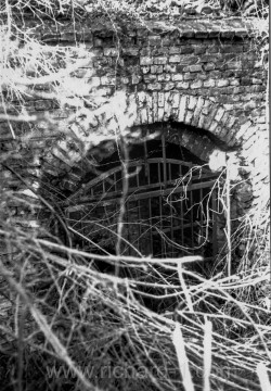 Vchod do podzemí okolo roku 1970. Foto – soukromý archív pan Hruška