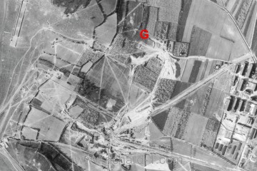 Letecký pohled na areál továren Richard – vyznačen v chod G. Foto z března 1945.
