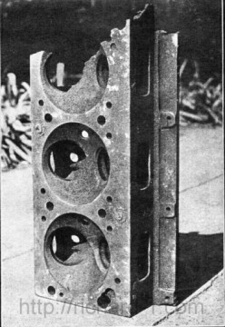 Část hlavy motoru HL 230, nalezena armádou v roce 1965 při průzkumu továrny Richard I.