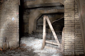 Zbytek vrat z ostnatého drátu pod nosníkem v chodbě č. 37. Foto: Dalibor Hellebrant
