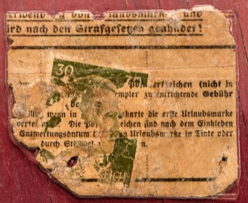 Útržek zřejmě korespondenčního lístku s přelepkou poštovní známkou Deutsche Reich hodnoty 30.