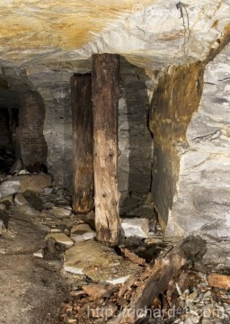 V chodbách po původní těžbě se zachovaly zbytky ztrouchnivělé výdřevy.