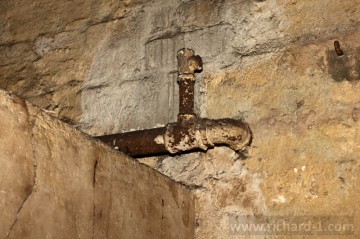 Na některých záchodech se zachovalo i potrubí pro rozvod pitné vody k umývárnám a splachovačům.