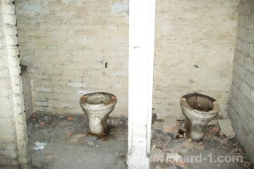 A dokonce se zachovalo i několik záchodových mís.