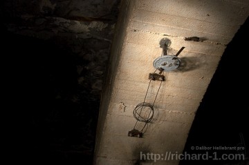 Pozůstatky po elektrickém osvětlení na betonovém nosníku výrobního sálu. Foto: Dalibor Hellebrant.