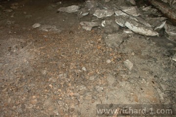 Na podlaze se zachovala hromada říčního písku, který byl jako jedna z přísad do betonu.