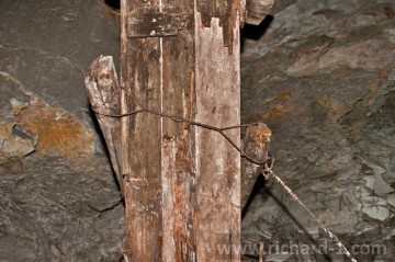 Zbytky bednění a vázacího drátu na betonovém nosníku – tak jak jej v roce 1945 opustilo stavební komando…