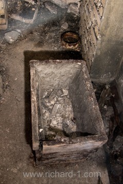 Na jedné z toalet se zachovala dřevěná nosítka zaplněna cementovou mazaninou. Stejnou cementovou hmotou je pokryta i „dopadová“ stěna na pánských toaletách.