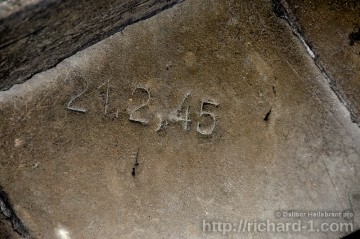 Na betonovém překladu stropu v chodbě D se zachovalo i datum výroby.