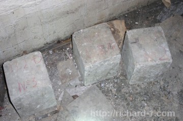 Z každé důležité betonáže byl uchován vzorek pro případné testy kvality. Vyfotografované betonové zkušební bloky mají dosud čitelné číslo a datum pořízení vzorku.