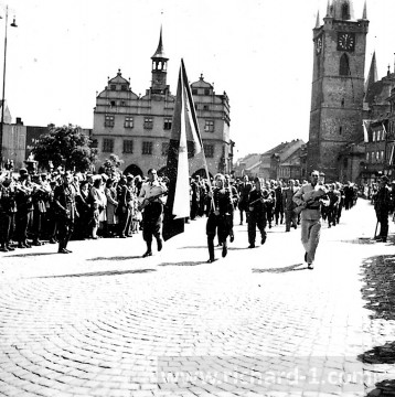 Slavnostní pochod na náměstí v Litoměřicích. Foto z archivu fotografa Karla Šandy. Zveřejněno se souhlasem dědice