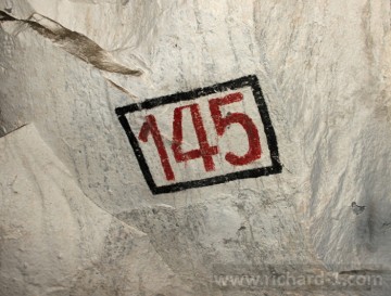 Tam kde nebyl na začátku chodby (haly) nosník, bylo číslo napsáno přímo na obílené vápencové stěně.