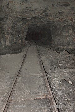 Kolejové pole z časti podzemí, kde se provádělo rozšiřování štol.