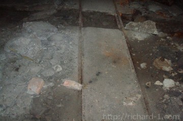 Ve výrobních halách byla kolej zapuštěna do betonové podlahy.