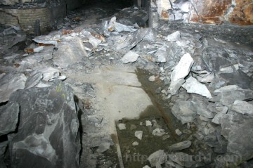 Pod jedním ze závalů se zachovalo i křížení kolejí zapuštěných v betonové podlaze.