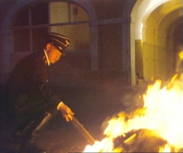 Na jaře roku 1945 se v terezínských kasárnách začínají objevovat ohně, které pohlcují hromady dokumentů.
