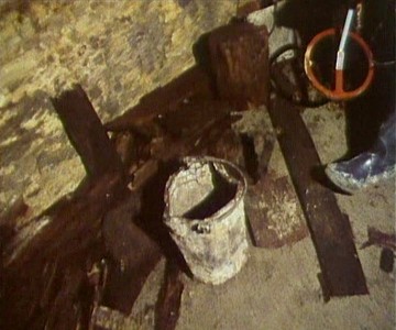 Kusy ztrouchnivělého dřeva, zbytky nářadí. To se v podzemí zachovalo po posledních lidech.