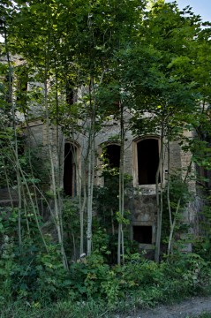 Stavbu lze vyfotografovat pouze v době, kdy na stromech není listí, protože budova zámečku je po většinu roku ukryta v hustém porostu náletových dřevin.