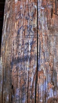 Na jednom z trámů se zachovalo písmo z roku 1893, možná poznámky tesařů, možná podpis na památku…