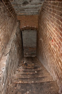 A tak jediné zachovalé schodiště, které zde nalezneme, je to do sklepa.