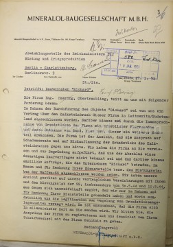 Firma Mineralöl-Baugesellschaft m.b.H. se sídlem Essen, Thälmann-str. 100 píše dne 27. 1. 1951 dopis Zúčtovací kanceláři říšského ministra pro zbrojní a válečnou výrobu, Berlín – Charlottenburg, Berlínská ulice 9 ve věci výstavby „Richard“. Uvádí se, že firma Ing. Haering (tužkou opraveno na Josef Hoering) přišla s následujícím požadavkem: jako součást realizace projektu Richard uzavřeli smlouvu o vápencovém lomu této společnosti v Litoměicích, Sudety. Kromě toho pomocí nemovitostmi společnosti vznikly významné škody na půdě a odstranění písku, štěrku atd. se stalo další nevýhodou. Přednesli jsme firmě jako zdůvodnění, že jsme nevěděli o uzavření takové kupní smlouvy a že navíc byly všechny objednávky týkající se společnosti Richard učiněny jménem a na účet Vaší kanceláře Zbrojního štábu (Rüstungsstabes) zbraní SS dokončeny. Náš názor na naše smluvní ujednání uzavřeli s vámi a zaměstnanci ozbrojených sil SS, zejména od 30. 5. 1944 a 19. 5. 1944, což nepochybně ukazuje, že jednali pouze v kontextu a kvůli vaší službě a v něm výslovně popřeli legitimitu regulovat vlastnické záležitosti. Tyto záležitosti týkající se vlastnictví jsou zamítnuty. Předpokládá se, že vás společnost v blízké budoucnosti bude kontaktovat. Prosí, aby si zaregistrovali nároky společnosti a informovali je o korespondenci se společností v blízké budoucnosti. Podepsána společnost Mineralöl-Baugesellschaft m.b.H. (Pozn. Překlad textu je pouze přibližný.