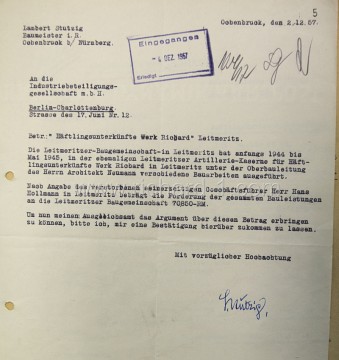 Dopis Lmaberta Stutziga, stavebního mistra v Richardu, bytem Ochenbruck u Norimberku pro Industriebeteiligungsgesellshcaft z 2.12.1957. Pisatel ve věci vězeňského ubytování stavby Richard Litoměřice píše, že počátkem roku 1944 až do května 1945 požádalo litoměřické stavební společenství, aby v bývalých dělostřeleckých kasárnách Litoměřice uskutečnily různé stavební práce pro vězeňské ubytování továrny Richard v Litoměřicích pod vedením architekta Neumanna. Podle zemřelého bývalého generálního ředitele Hanse Hollmanna v Litoměřicích je poptávka po kompletních stavebních službách pro litoměřickou stavební společnost 70850,– říšských marek. Aby mohl částku požadovat, prosí o zaslání potvrzení (Pozn. Překlad textu je pouze přibližný.