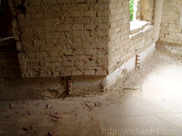 Dřevěné, do mozaiky skládané parkety jsou již dávno minulostí, mámě možnost si alespoň prohlédnout jak bylo řešeno topení uvnitř obytných místností, které bylo již tehdy vtipně umístěno ve stěnách.