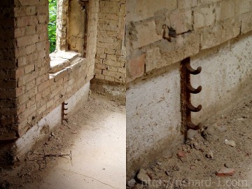 Dřevěné, do mozaiky skládané parkety jsou již dávno minulostí, mámě možnost si alespoň prohlédnout jak bylo řešeno topení uvnitř obytných místností, které bylo již tehdy vtipně umístěno ve stěnách.