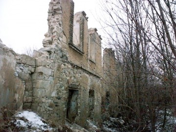 Pohled na zbytky Gaubova dvora. (tato fotografie je přibližně z roku 2005).