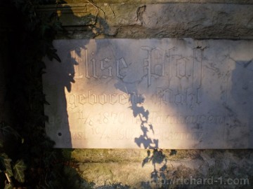 Elise Pfaff. Prakticky jediná částečně čitelná a zachovalá náhrobní deska.