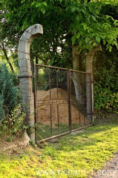 Nedaleko plotu kasáren doposud stojí sloupy oplocení bývalého koncentračního tábora.