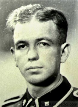 MEYER Otto, SS – Unterscharfführer. Vedoucí strážního komanda, později cvičitel tzv. „Lagerpolizei“ složené z kriminálních vězňů. Zacházel hrubě s vězni a s oblibou po nich střílel.