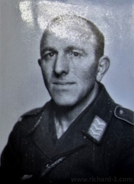 EGGHER Hans, příslušník Luftwaffe, později převelen ke zbraním SS. Člen strážní čety při SS- Führungstabu B/5