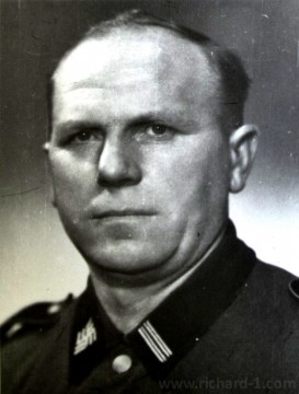 NÖTH Max. Obergefreiter Luftwaffe, později SS- Sturmann. Jako příslušník strážní roty týral vězně.