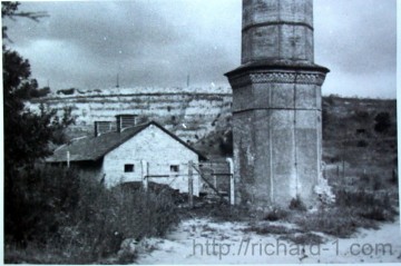 Původní čelní pohled na budovu krematoria.
