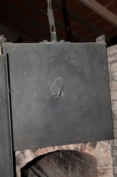 Ocelová krycí deska s otvorem pro sledování průběhu kremace.